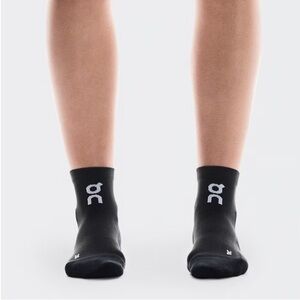 On Running Black Core Run Mid Socks 2-Pack